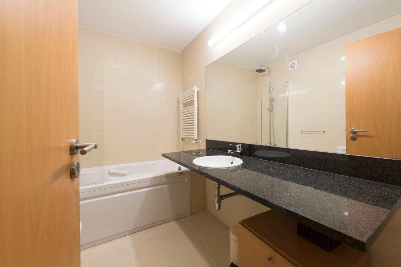 Lovelystay - Oporto Beach Apartment With 2 Free Parking Spots มาโตซีนโญส ภายนอก รูปภาพ